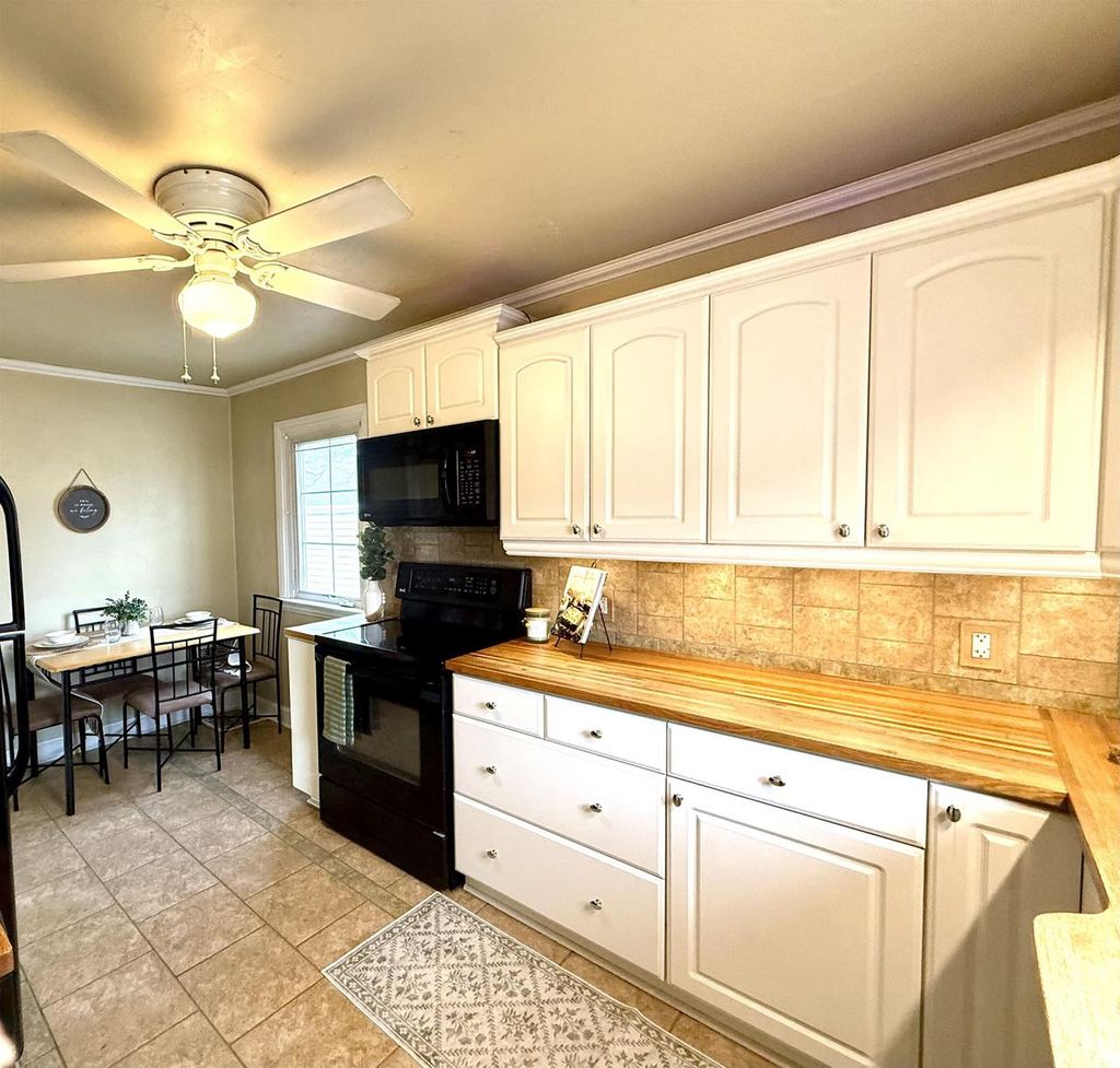 Photo of 702 W 20th AVENUE, Oshkosh, WI 54902 (MLS # 50320065)