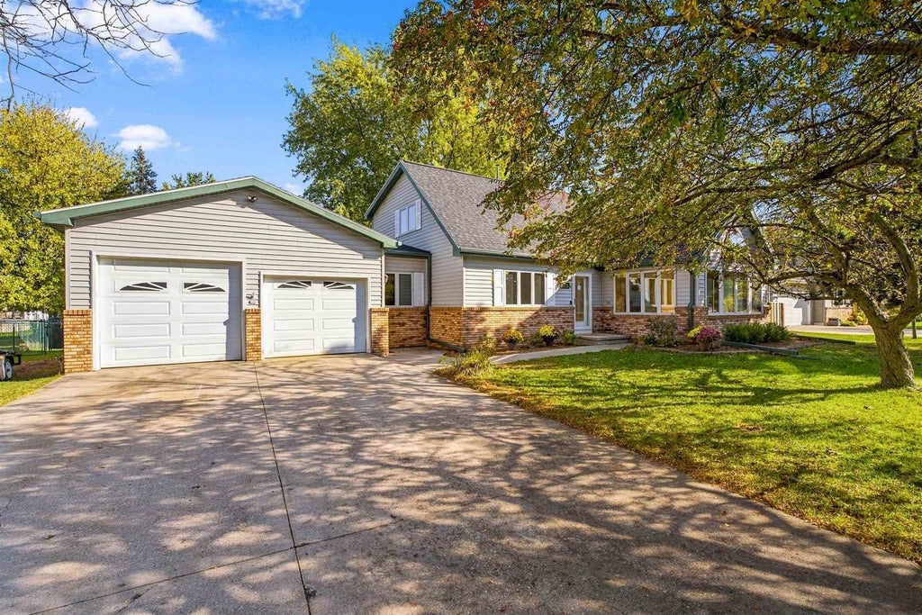Photo of 1366 N Oakwood ROAD, Oshkosh, WI 54904 (MLS # 50334745)