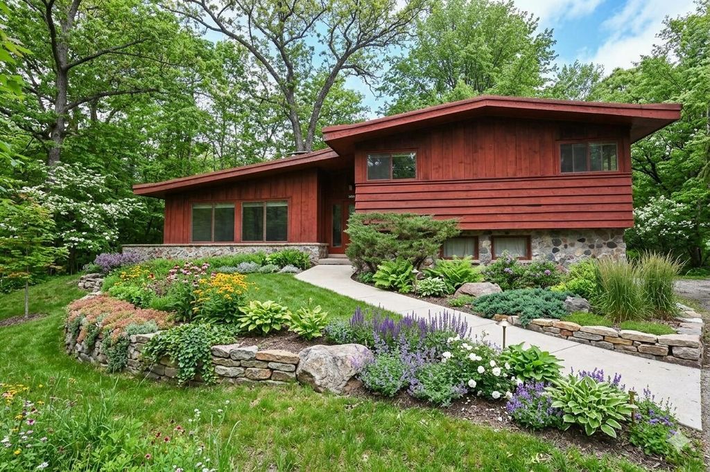 Photo of 4108 W Woodward DRIVE, Franklin, WI 53132 (MLS # 1962336)