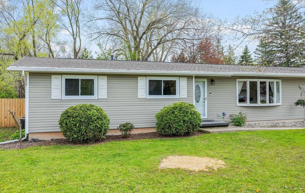 Photo of 2566 Greenbrier ROAD, Green Bay, WI 54311 (MLS # 50325489)
