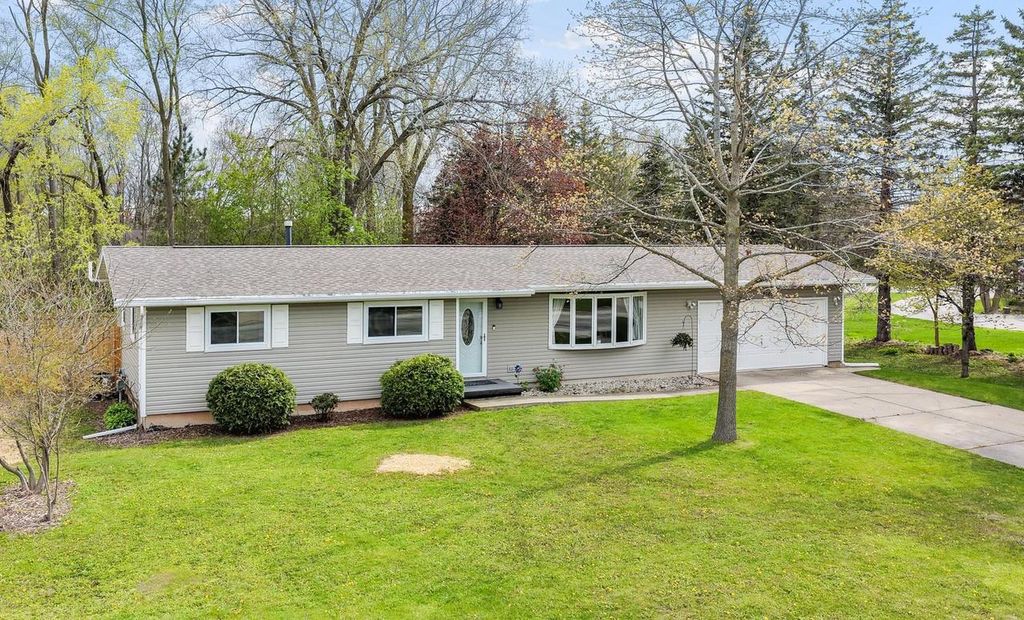 Photo of 2566 Greenbrier ROAD, Green Bay, WI 54311 (MLS # 50325489)