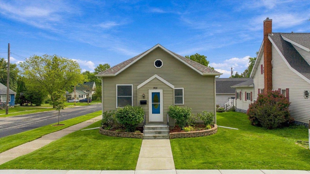 Photo of 901 S Ash AVENUE, Marshfield, WI 54449 (MLS # 22604625)