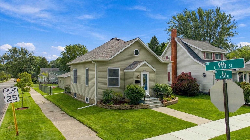 Photo of 901 S Ash AVENUE, Marshfield, WI 54449 (MLS # 22604625)