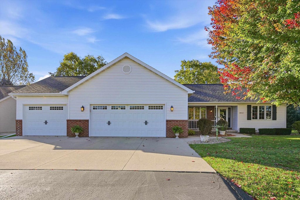 Photo of W2421 Hickory Park DRIVE, Appleton, WI 54915 (MLS # 50334610)
