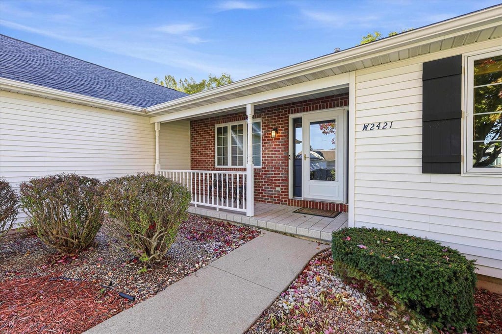 Photo of W2421 Hickory Park DRIVE, Appleton, WI 54915 (MLS # 50334610)
