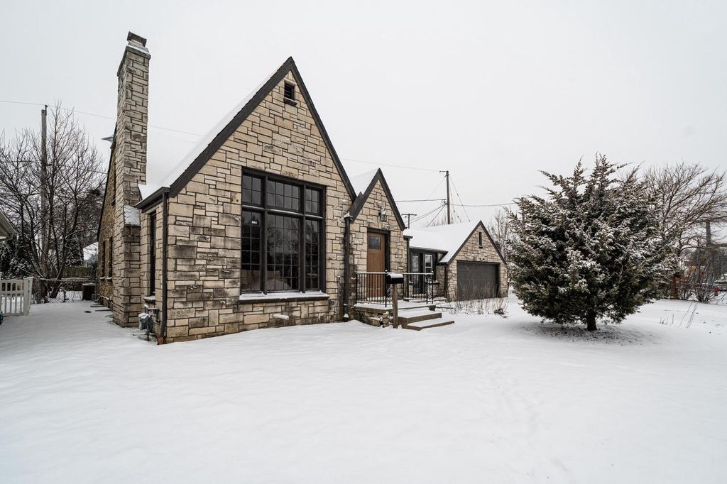 Photo of 10705 W Wisconsin AVENUE, Milwaukee, WI 53226 (MLS # 1947671)