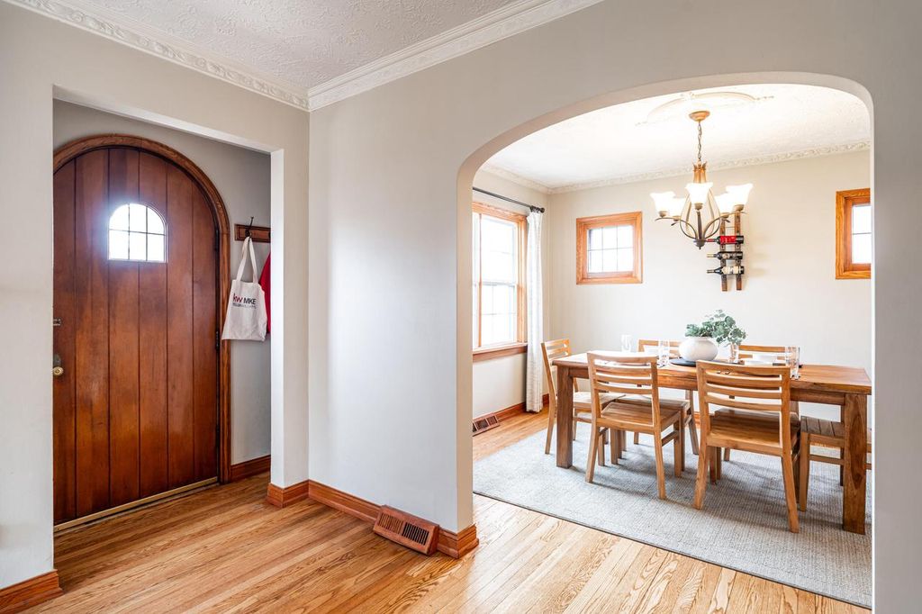 Photo of 331 N 111th STREET, Wauwatosa, WI 53226 (MLS # 1946617)