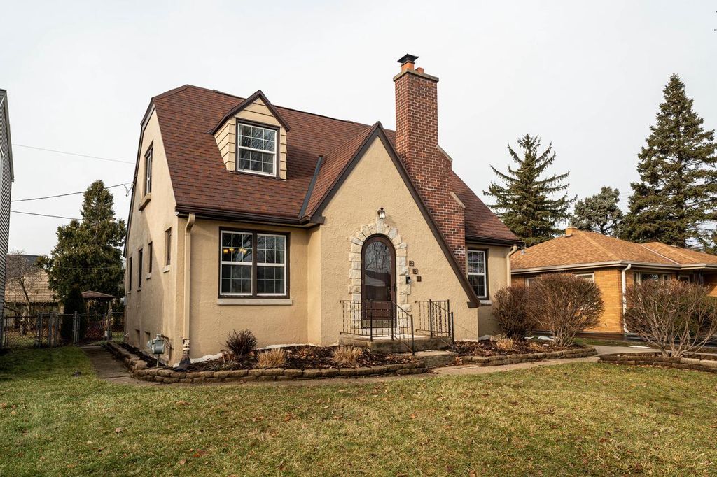 Photo of 331 N 111th STREET, Wauwatosa, WI 53226 (MLS # 1946617)