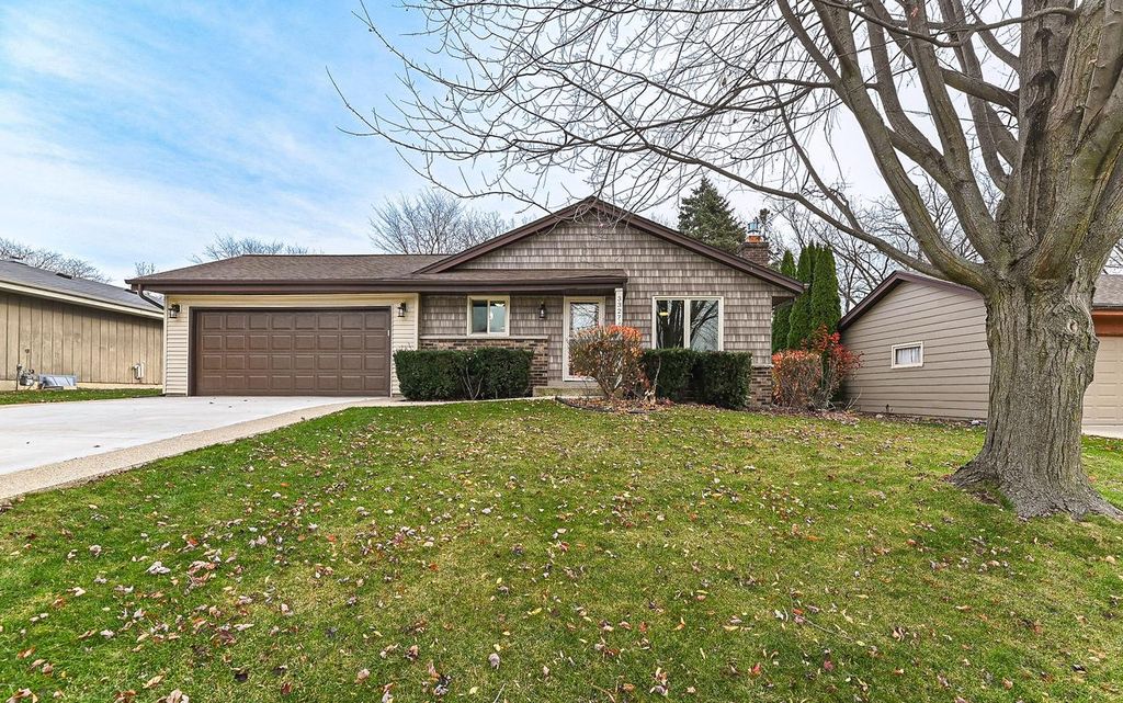 Photo of 3327 Southwood DRIVE, Racine, WI 53406 (MLS # 1943904)