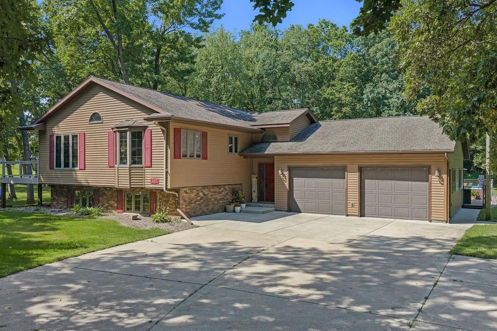 Photo of 517 Schwantz ROAD, Pardeeville, WI 53954 (MLS # 2031485)