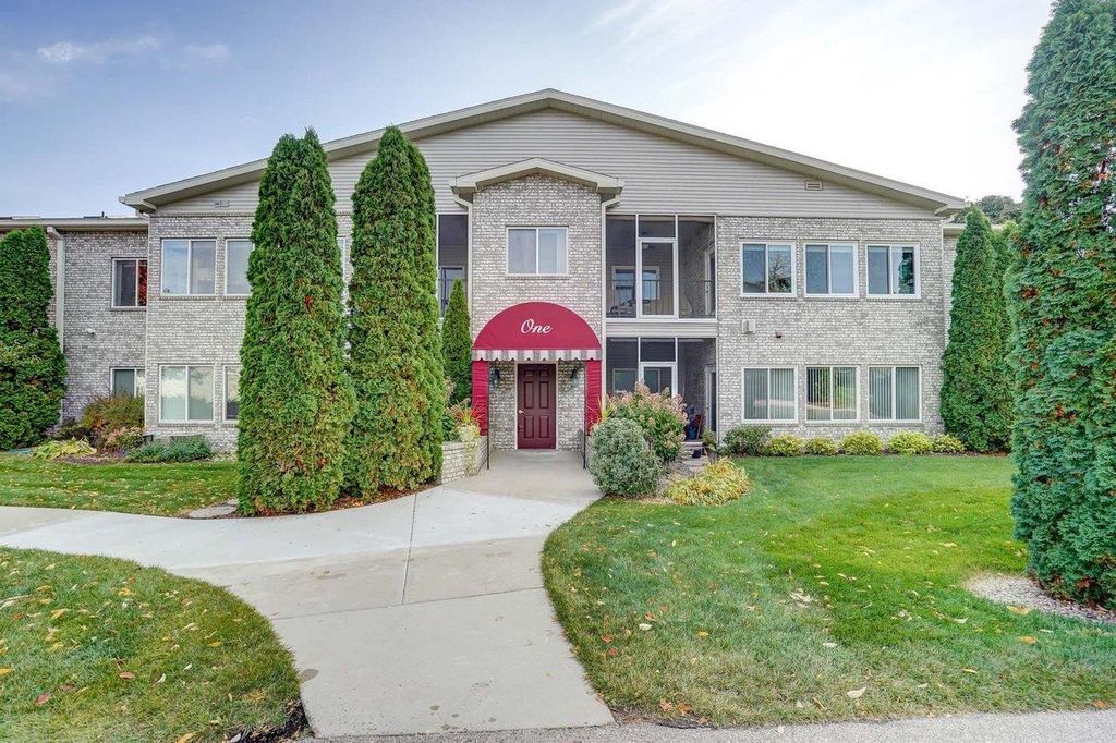 Photo of N65W38183 Woodlake DRIVE, Oconomowoc, WI 53066 (MLS # 1945105)