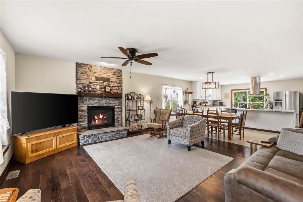 Photo of 2748 Gateway AVENUE, Hartford, WI 53027 (MLS # 1977210)