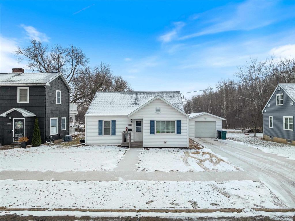 Photo of 1110 W Arlington St, Marshfield, WI 54449 (MLS # 22600462)