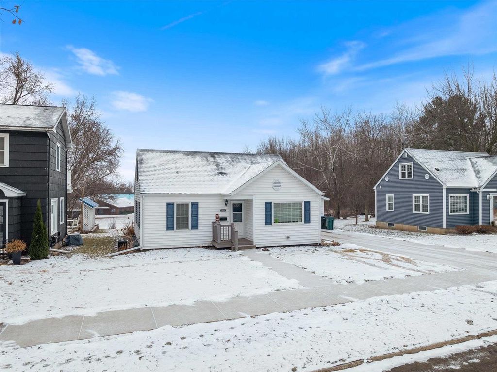 Photo of 1110 W Arlington St, Marshfield, WI 54449 (MLS # 22600462)