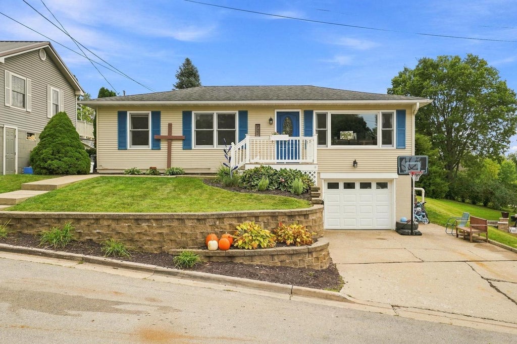 Photo of 727 E North STREET, Darlington, WI 53530 (MLS # 2032315)
