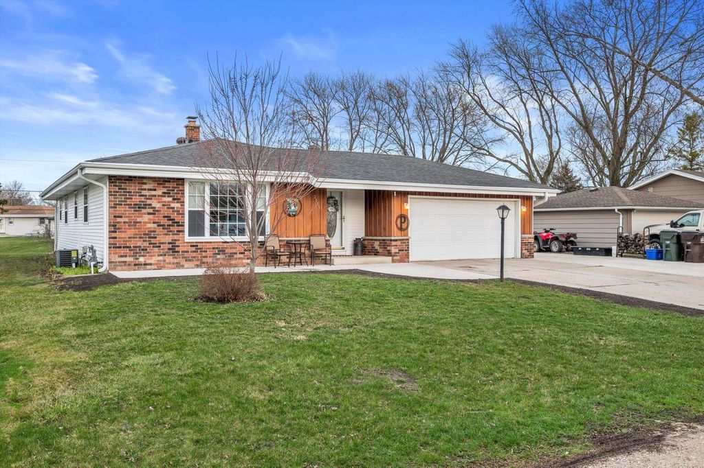Photo of 3525 Indian TRAIL, Racine, WI 53402 (MLS # 1956409)