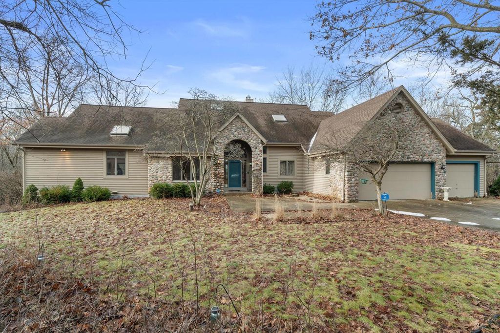 Photo of 1249 N Lost Woods ROAD, Summit, WI 53066 (MLS # 1946789)