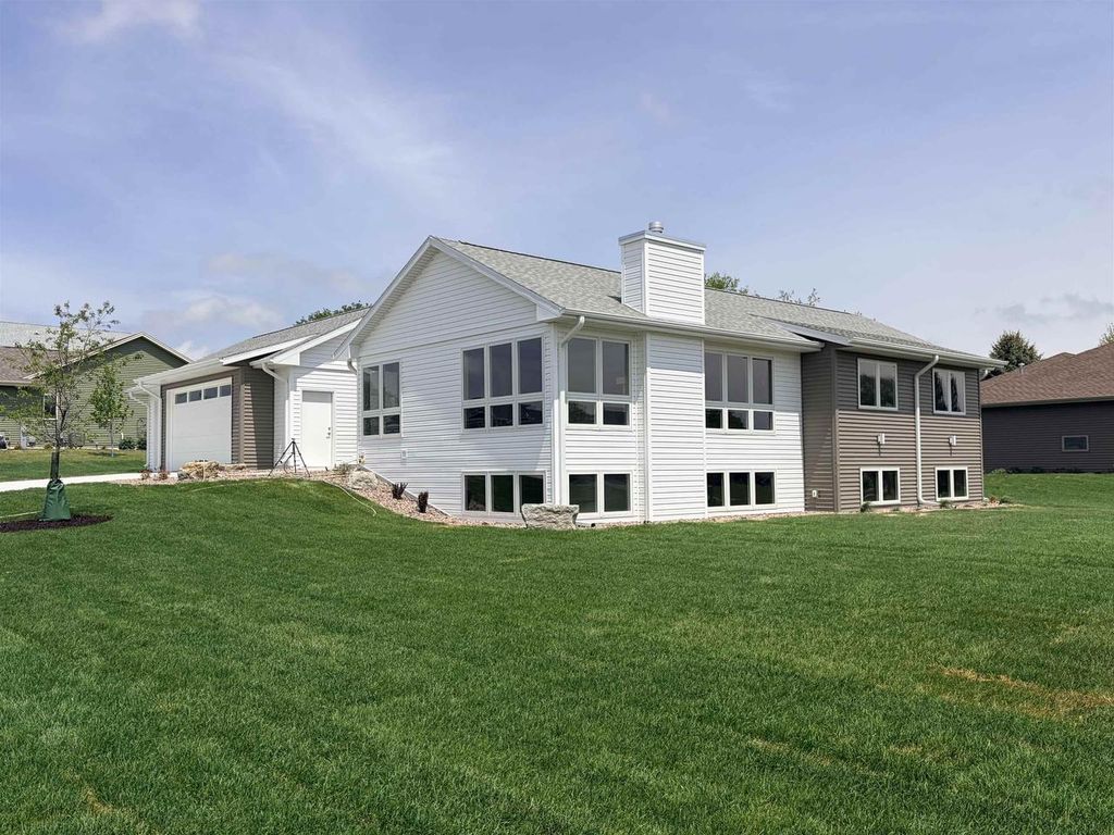 Photo of 772 N Waveland ROAD, Janesville, WI 53548 (MLS # 2023811)