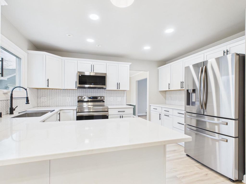 Photo of 1316 Montclaire COURT, Appleton, WI 54915 (MLS # 50318547)