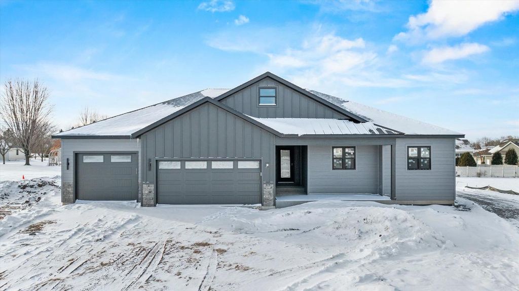Photo of 404 S Cypress AVENUE, Marshfield, WI 54449 (MLS # 22504718)