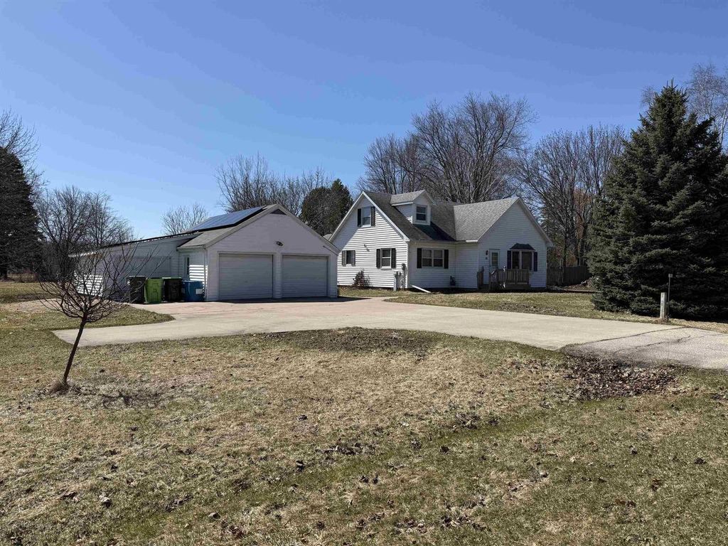 Photo of 1929 Indian Point ROAD, Oshkosh, WI 54901 (MLS # 50323410)