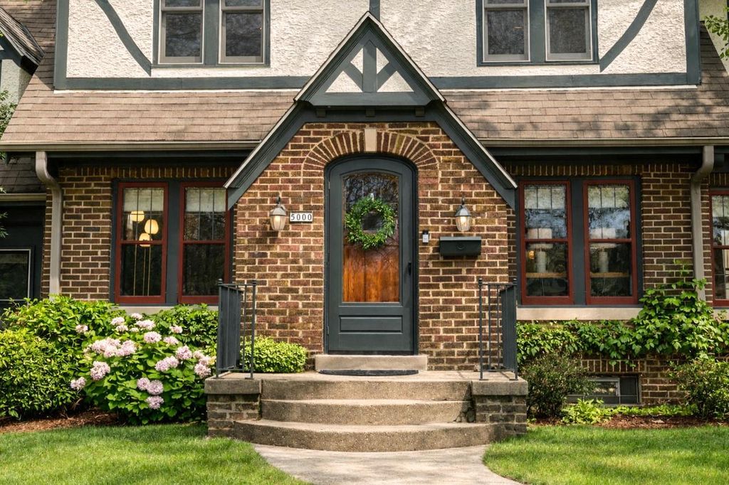 Photo of 5000 N Larkin STREET, Whitefish Bay, WI 53217 (MLS # 1958207)