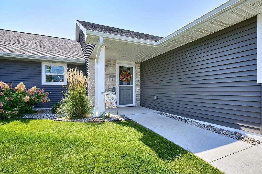 Photo of 838 Sharon LANE, Pulaski, WI 54162 (MLS # 50315338)