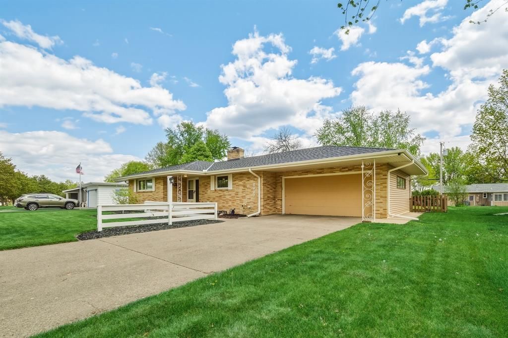 Photo of 2007 Grandview DRIVE, Eau Claire, WI 54703 (MLS # 1601026)