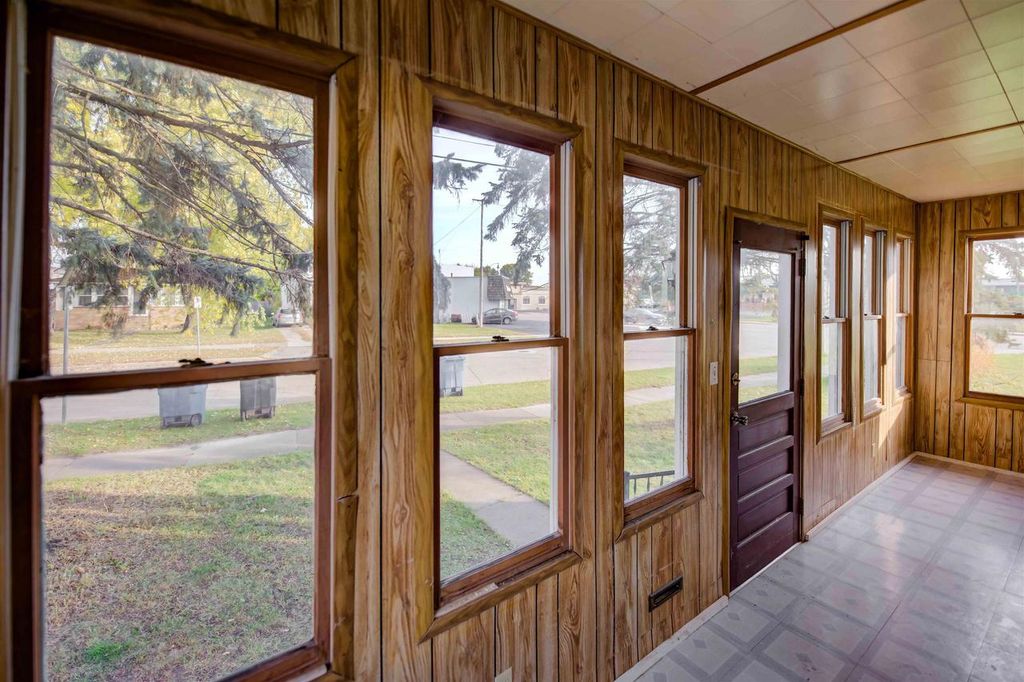 Photo of 609 W 4th AVENUE, Oshkosh, WI 54902 (MLS # 50317480)