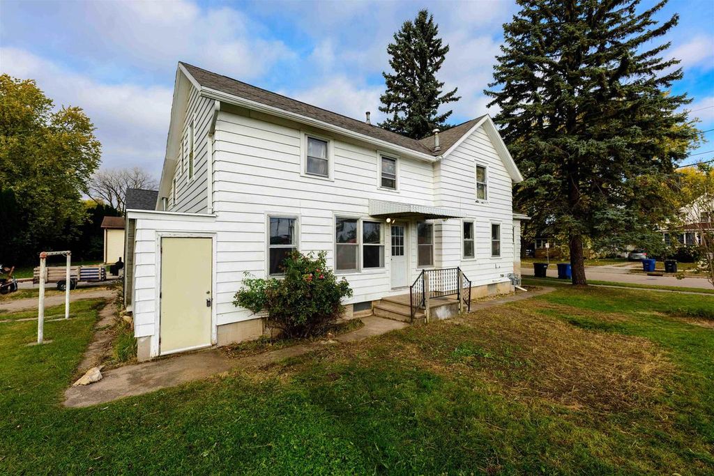 Photo of 609 W 4th AVENUE, Oshkosh, WI 54902 (MLS # 50317480)