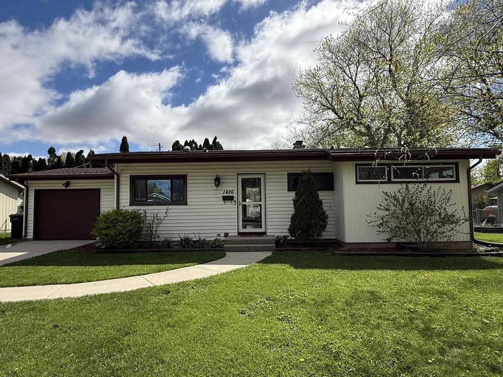 Photo of 1426 Tamarack LANE, Janesville, WI 53545 (MLS # 2022024)