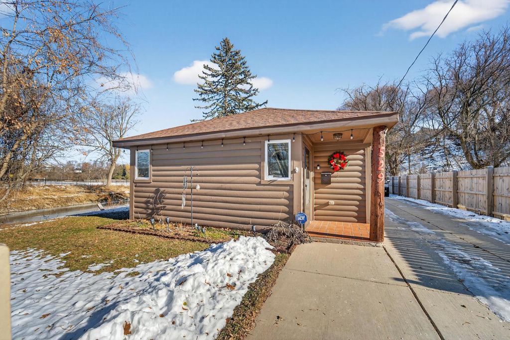 Photo of 529 Park View DRIVE, Racine, WI 53404 (MLS # 1945749)