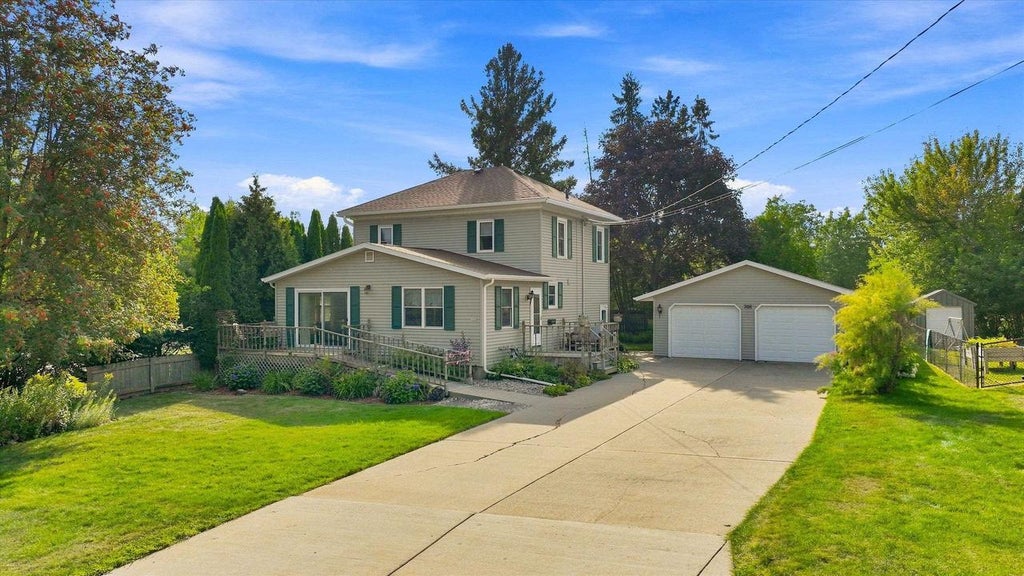Photo of 208 N Wood AVENUE, Marshfield, WI 54449 (MLS # 22604322)