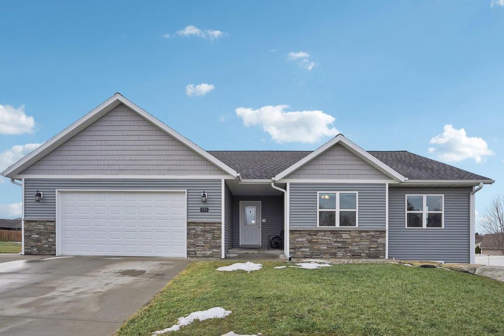 Photo of 715 Crestview DRIVE, Reedsburg, WI 53959 (MLS # 2014719)