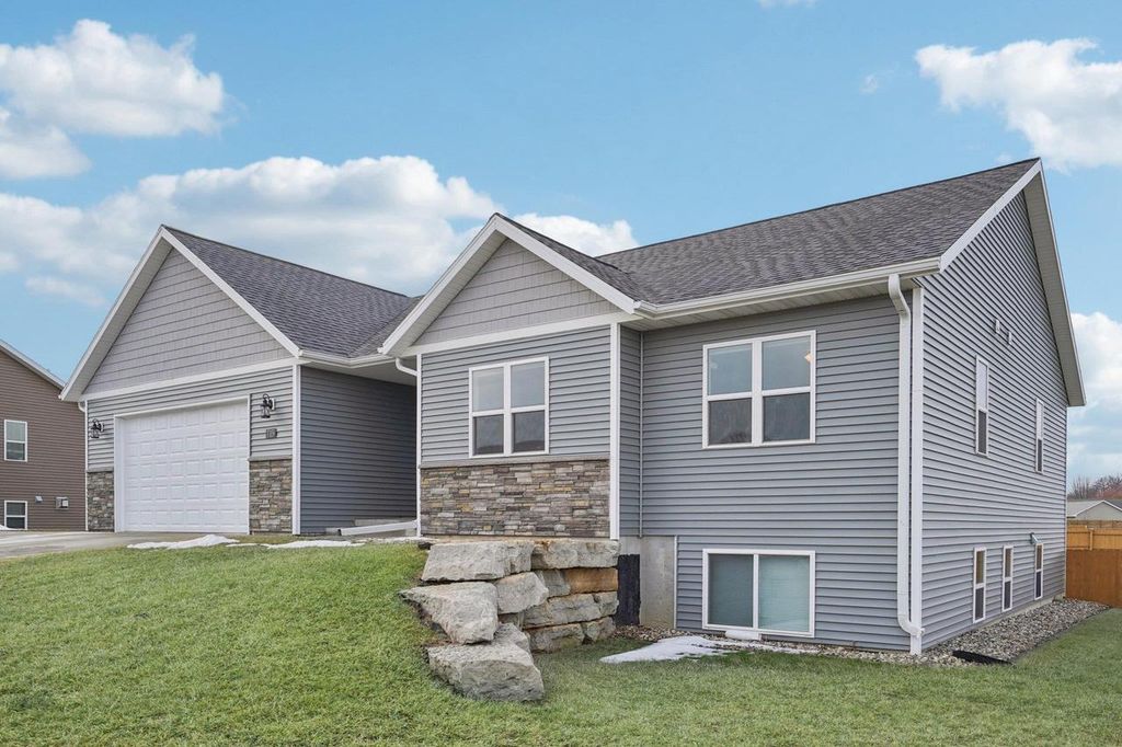 Photo of 715 Crestview DRIVE, Reedsburg, WI 53959 (MLS # 2014719)