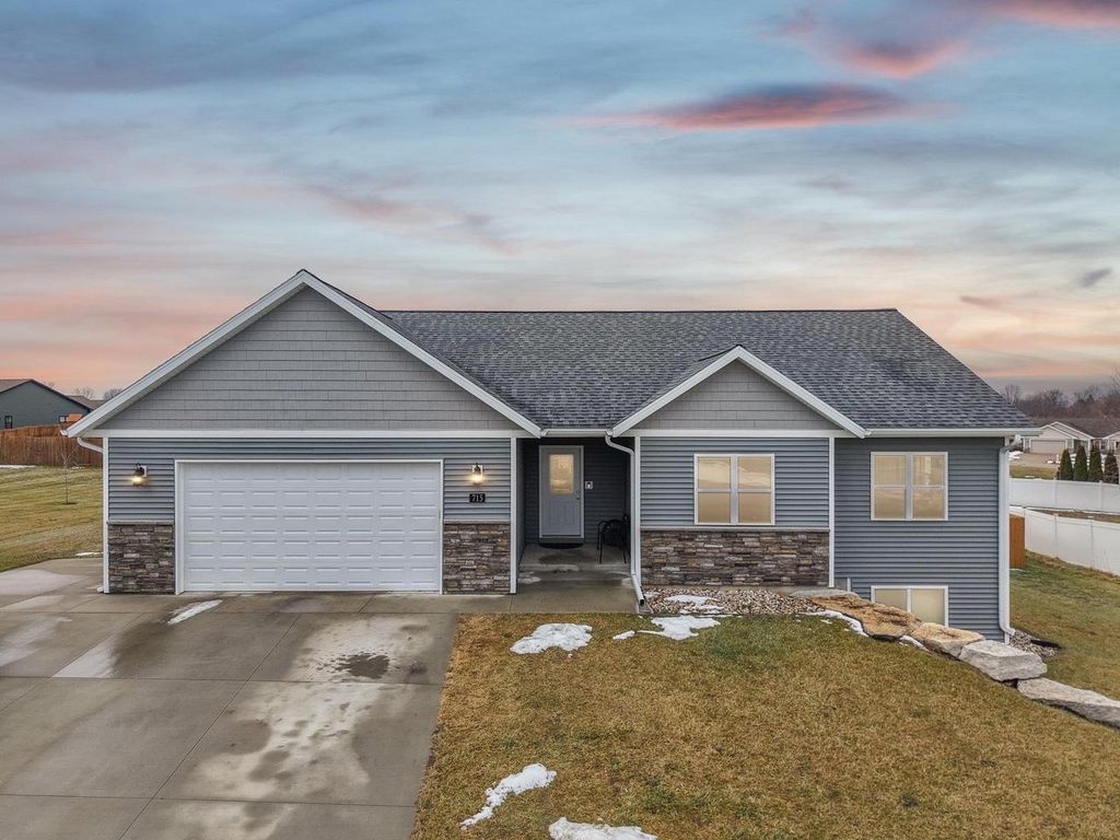 Photo of 715 Crestview DRIVE, Reedsburg, WI 53959 (MLS # 2014719)