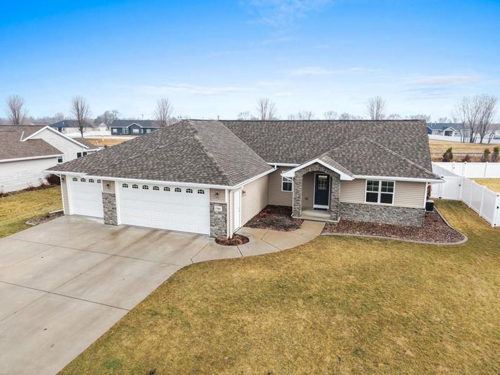 Photo of 1748 Bridge Port CIRCLE, De Pere, WI 54115 (MLS # 50321368)