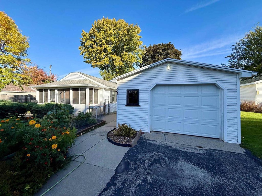 Photo of 728 W 5th AVENUE, Oshkosh, WI 54902 (MLS # 50334104)