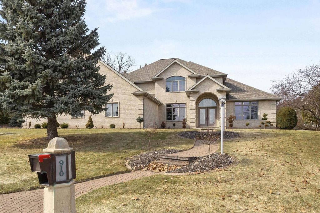 Photo of 910 Kings Point COURT, Hobart, WI 54155 (MLS # 50322165)