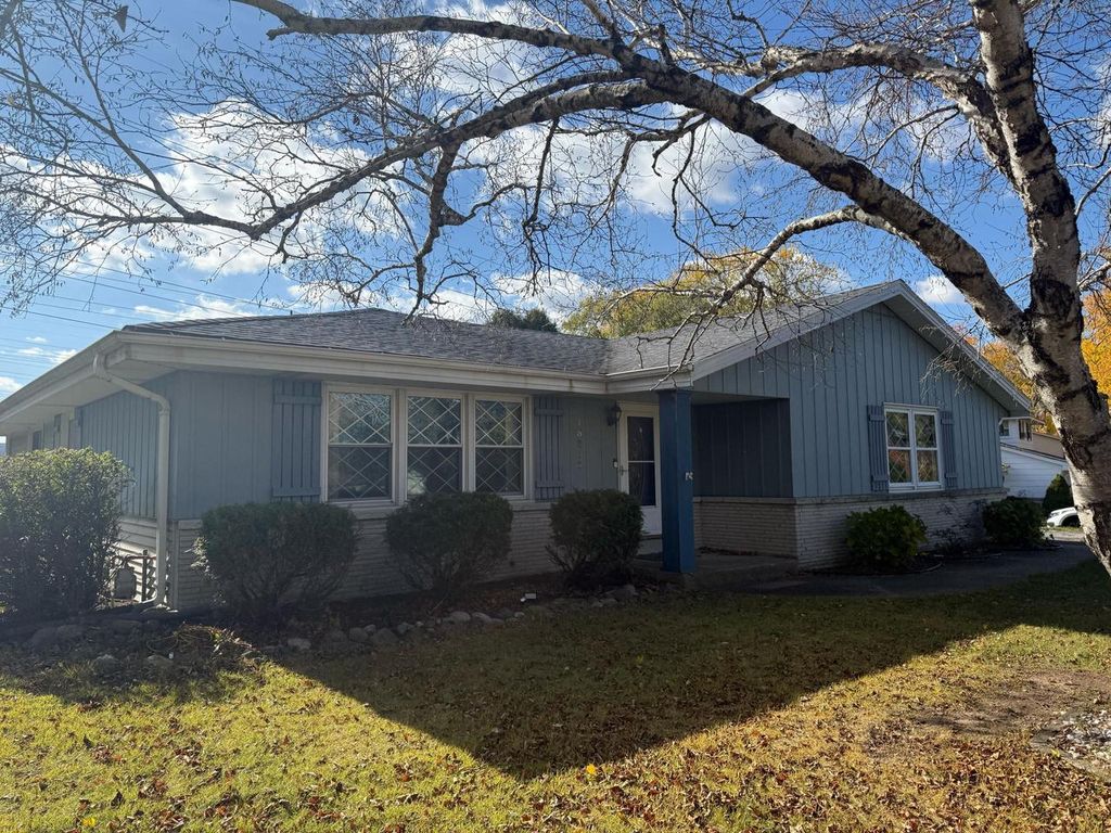 Photo of 15837 W Robin ROAD, New Berlin, WI 53151 (MLS # 1942039)