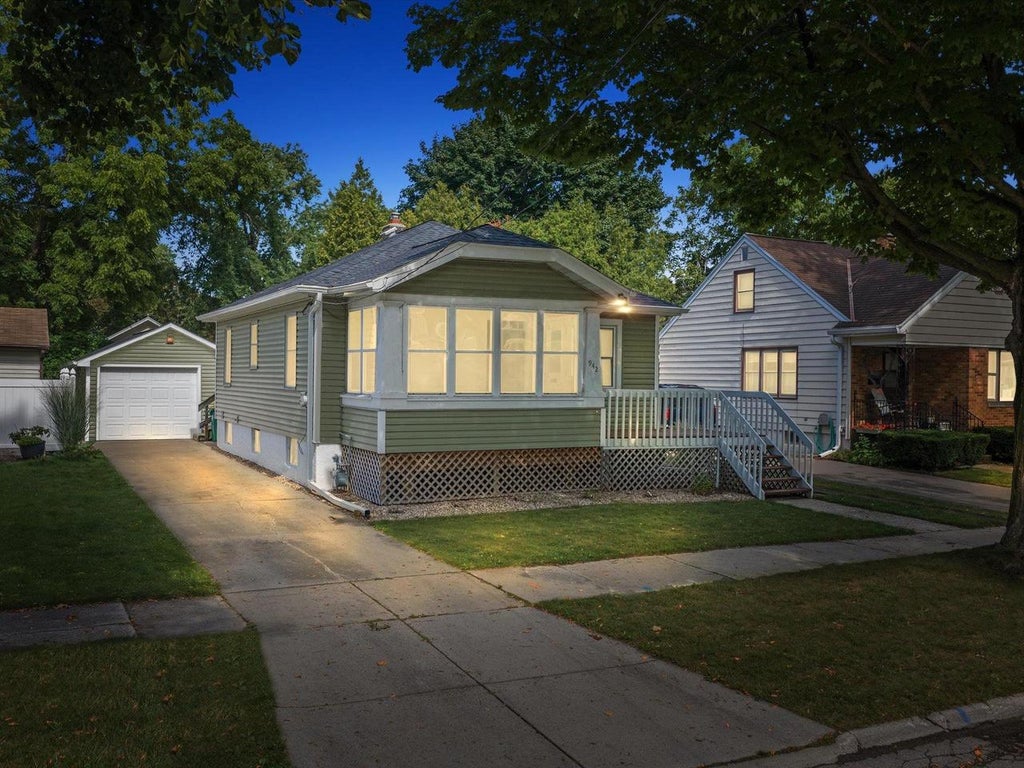 Photo of 942 Division STREET, Green Bay, WI 54303 (MLS # 50332127)