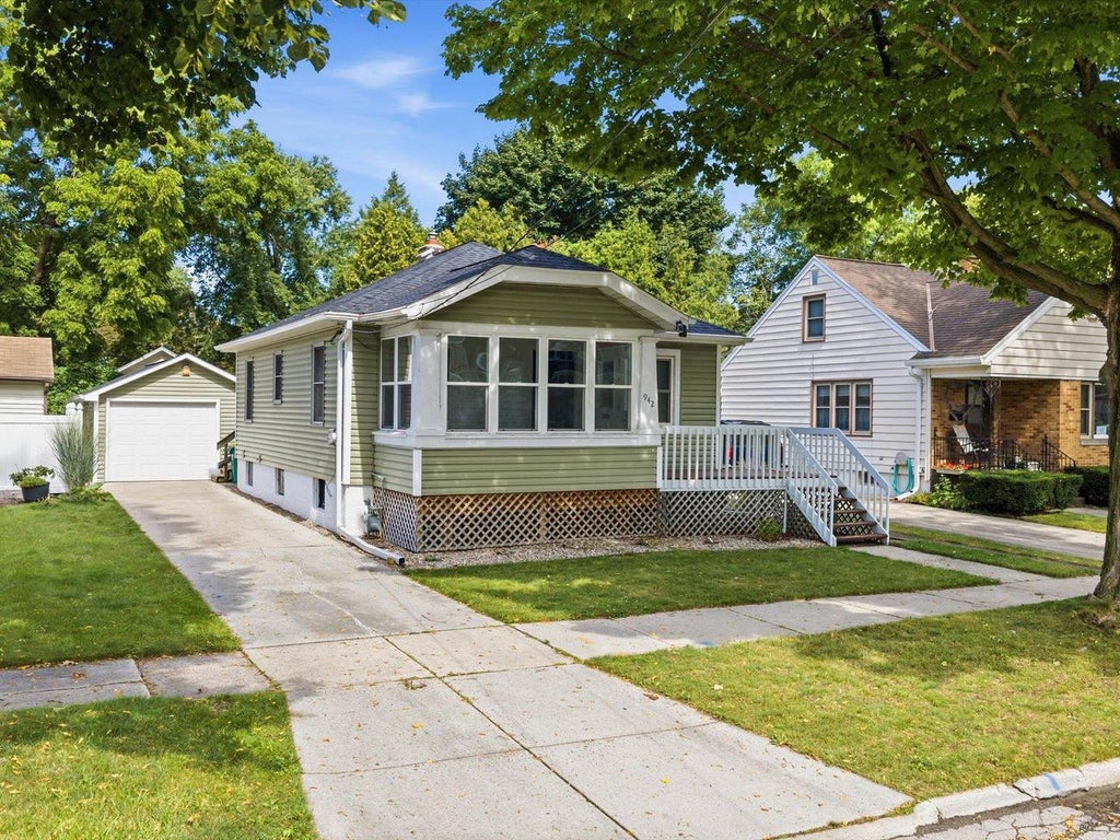 Photo of 942 Division STREET, Green Bay, WI 54303 (MLS # 50332127)