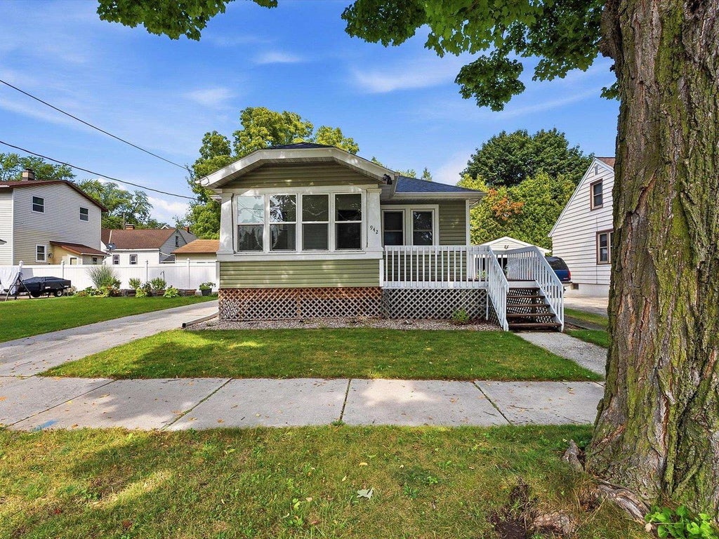 Photo of 942 Division STREET, Green Bay, WI 54303 (MLS # 50332127)