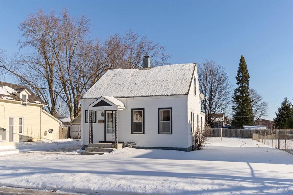 Photo of 718 Maiden LANE, Shawano, WI 54166 (MLS # 22505798)