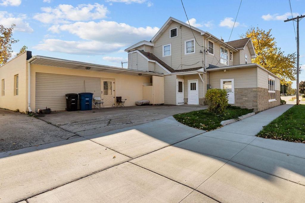 Photo of 754 N Main STREET, Oshkosh, WI 54901 (MLS # 50317582)