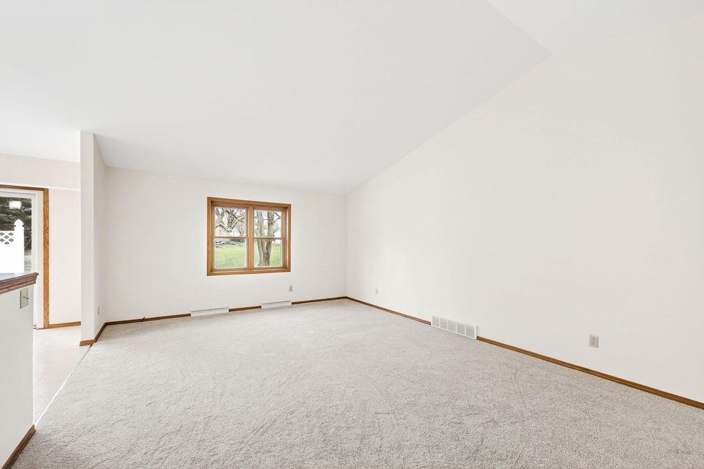 Photo of 10 Wynbrook CIRCLE, Madison, WI 53704 (MLS # 2014459)