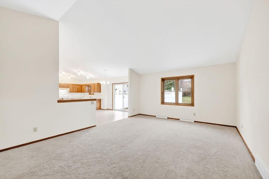 Photo of 10 Wynbrook CIRCLE, Madison, WI 53704 (MLS # 2014459)