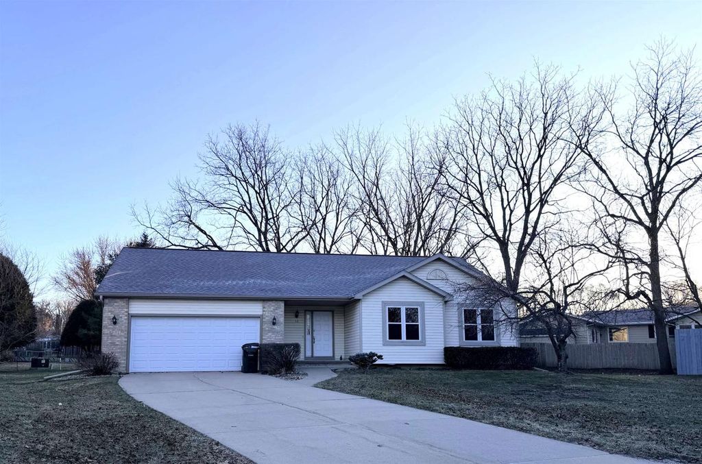 Photo of 10 Wynbrook CIRCLE, Madison, WI 53704 (MLS # 2014459)