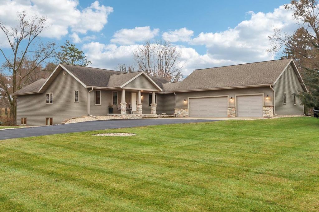Photo of N1639 Fjord CIRCLE, Prairie Du Sac, WI 53578 (MLS # 2012780)