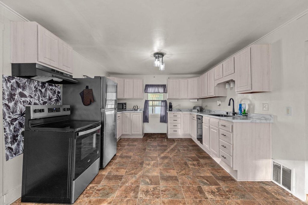 Photo of 333 W 11th AVENUE, Oshkosh, WI 54902 (MLS # 50333919)